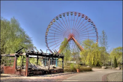 Vous vous baladez à présent dans l'allée du parc. Elle a vue sur une attraction. Quel est son nom ?
