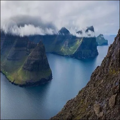 Quel suffixe désigne la charge anionique d'une molécule en chimie ?