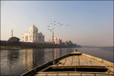 Localisation : 
Le Taj Mahal est situé à ____, en Inde, au bord de la rivière ____.