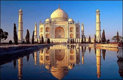 Construction : 
Comment se nomme l'architecte principal, selon la majorité des opinions ?