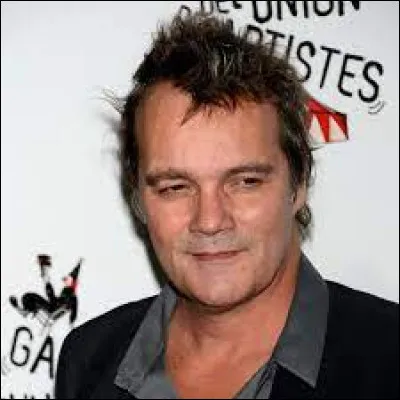 Complétez le titre de cette chanson : "Elle est...