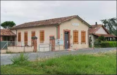 Je vous emmène dans le Lauragais, à Lugan. Village occitan, il se situe ...