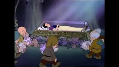 "Blanche-Neige" : Malheureusement, la princesse meurt étouffée et les Nains l'allongent dans un cercueil en verre. Un prince arrive et, subjugué par sa beauté, décide de l'emmener avec lui dans sa tombe de verre, mais...