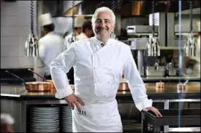Le plus grand chef de France est Guy Savoy :