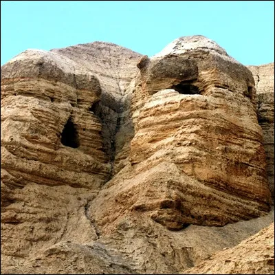 Quelle découverte archéologique majeure a été faite près de Qumran en 1947 ?