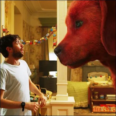 Dans quel film mêlant animation et prises de vue réelles une collégienne se retrouve-t-elle avec un labrador rouge géant ?