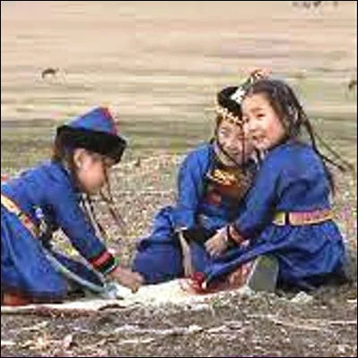 Dans quelle région vivent majoritairement les peuples bouriates et iakoutes ?