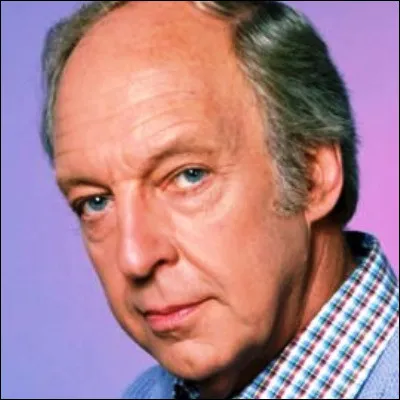 Dans quelle sitcom suit-on des enfants adoptés par le riche Philip Drummond ?