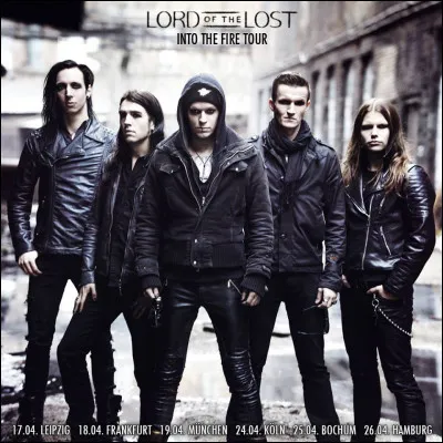 Mon premier va se coucher.
Mon deuxième est une lettre.
Mon tout est une chanson en duo avec la chanteuse de Neopera.