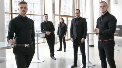 Mon premier est au Royaume-Uni.
Mon deuxième ne dit pas non.
Mon troisième est une arme.
Mon tout est une chanson ayant un clip où un seul membre du groupe est visible.