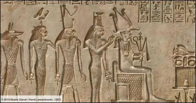 Christian Jacq, égyptologue de formation, publie des romans se déroulant au temps des pharaons. Il revendique le qualificatif de ''vulgarisateur''. 
Quel ouvrage n'est pas de sa plume ?