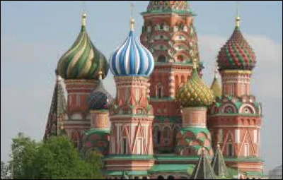 Henri Troyat a écrit sur son pays d'origine : la Russie. Ses biographies concernent des tsars mais également des écrivains de ce pays. Retrouvez celui qui n'a pas fait l'objet d'une biographie de sa part.