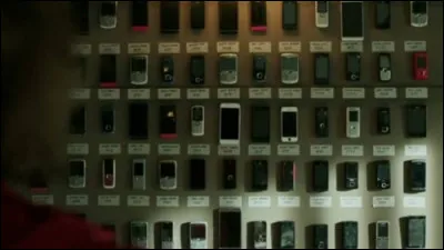 Combien de téléphones sont accrochés au mur ?