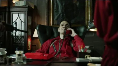 Quand Nairobi dit à Berlin " Tu trouves que ça ne fait pas professionnel ça ? ". Quel est le montant du billet qu'elle montre à la bande ?