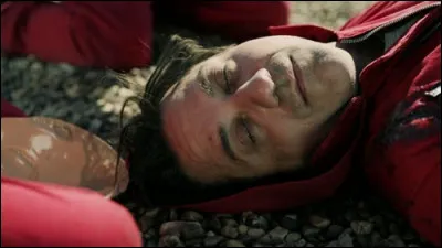 Qui tire sur Arturo quand certains de la bande sortent sur le toit avec des otages ?