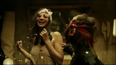 Le soir où Nairobi et Tokyo deviennent amis, cette dernière propose de boire un alcool, lequel ?