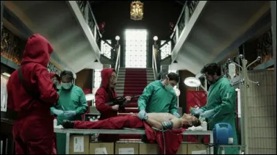 Qui récupère le mot de Mónica que Denver a laissé par terre ?