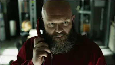 Combien d'argent le Professeur avait-il donné à Helsinki pour se débarrasser de la voiture ?