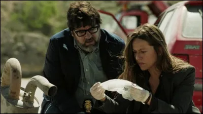 Que retrouve Raquel dans la voiture à la casse ?