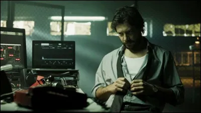 Quand le Professeur revient à sa planque après être allé à la casse. Depuis combien de temps le braquage a-t-il commencé à ce moment-là ?