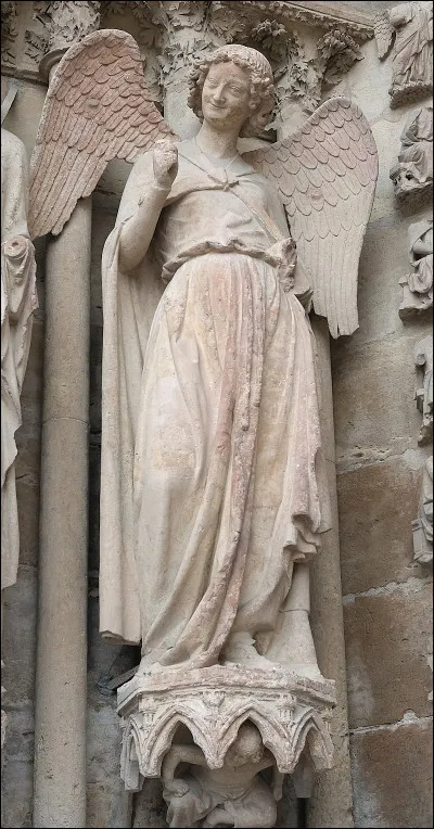 L'ange au sourire est une statue célèbre de 1240, sculptée sur le portail nord de la cathédrale de Reims.