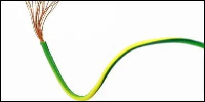 Dans un câble électrique, les couleurs jaunes et vertes représentent :