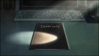 Vous trouvez le Death Note, un journal qui permet de tuer une personne comme on le souhaite en y inscrivant son nom et de contrôler ses actes avant sa mort.