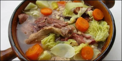 Lequel de ces ingrédients ne trouve-t-on pas dans une garbure ?