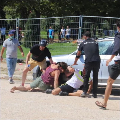 On dit du mal de toi mais un de tes amis te défend, que lui dis-tu ?