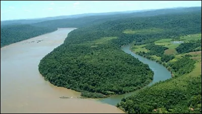 Quel est ce fleuve d'Amérique du Sud qui prend sa source au Brésil et se jette dans l'estuaire du Rio de la Plata ?