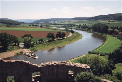 Quel est ce fleuve allemand né de la réunion de deux rivières qui se jette dans la mer du Nord au niveau de Brème ?