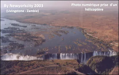 Quel est ce fleuve d'Afrique australe qui prend sa source en Zambie et se jette dans l'océan indien, connu mondialement pour ses chutes spectaculaires Victoria ?
