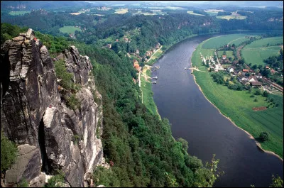 Quel est ce fleuve d'Europe centrale qui prend sa source en Tchéquie et se jette dans la mer du Nord après avoir traversé Hambourg ?