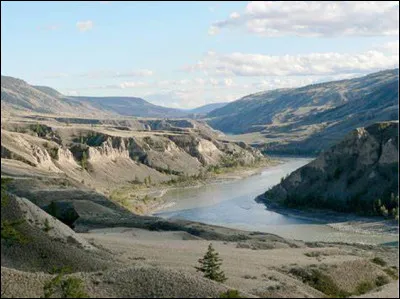 Quel est ce fleuve de Colombie Britannique au Canada qui prend sa source dans les montagnes Rocheuses et se jette dans l'océan Pacifique à Vancouver ?