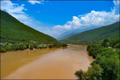 Quel est ce deuxième plus long fleuve de Chine (5 464 km) qui prend sa source au Tibet et se jette dans la mer jaune ?