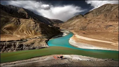 Quel est ce fleuve d'Asie qui a donné son nom à l'Inde; il prend sa source dans l'Himalaya et se jette dans ma mer d'Arabie ?