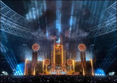 Complétez : 
"Četiri, i nikada neće pasti sa..."