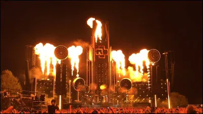 Complétez : 
"Dva, ovde dolazi..."