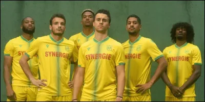 Dans quelle ville se trouve le club de football dont les joueurs sont surnommés "Les Canaris" ?