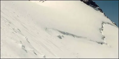 En Savoie, la crevasse séparant un glacier de parois rocheuses s'appelle :