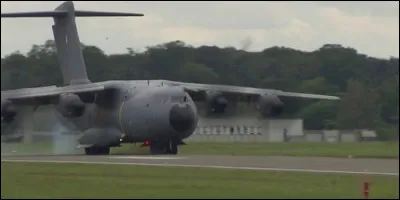 Quel aéroport militaire se situe dans les Yvelines en bordure de la forêt de Meudon ?