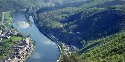 La Meuse prend sa source en Belgique.