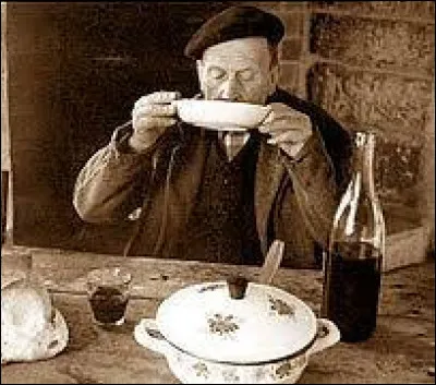Mélanger du vin rouge à un fond de potage et porter l'assiette à la bouche pour l'avaler, est une ancienne coutume qui s'appelle :