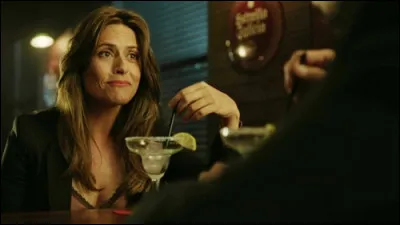 Que fait Raquel au Professeur sous la table ?