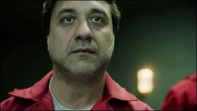 Avec Arturo, qui surprend Denver et Mónica en train de faire l'amour dans la chambre forte ?