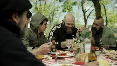 Combien de temps le Professeur a-t-il prévu que la bande reste dans la fabrique ?