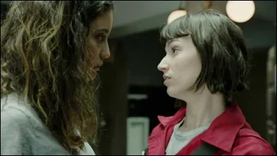 Qui surprend Alison et Tokyo en train de s'embrasser ?