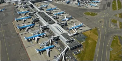 Près de quelle grande ville européenne se trouve l'aéroport Schiphol ?