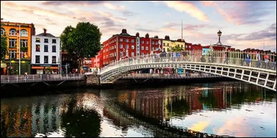 Quelle ville irlandaise signifie "Étang Noir" en gaélique ?