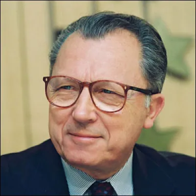 Avant lui, Jacques Delors était aussi en tête des sondages dans la perspective de l'élection présidentielle ; finalement, il renonce à présenter sa candidature. C'était en ..